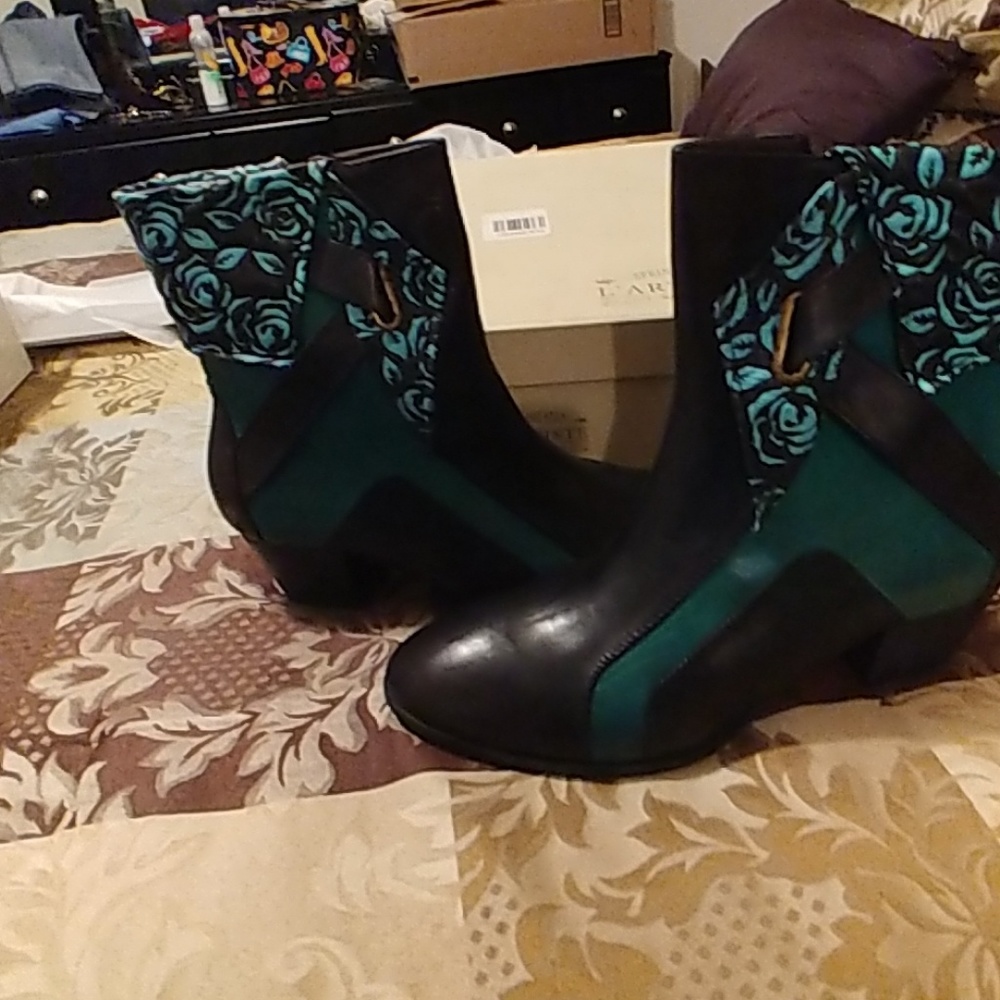 Boots - Picture 5 of 7